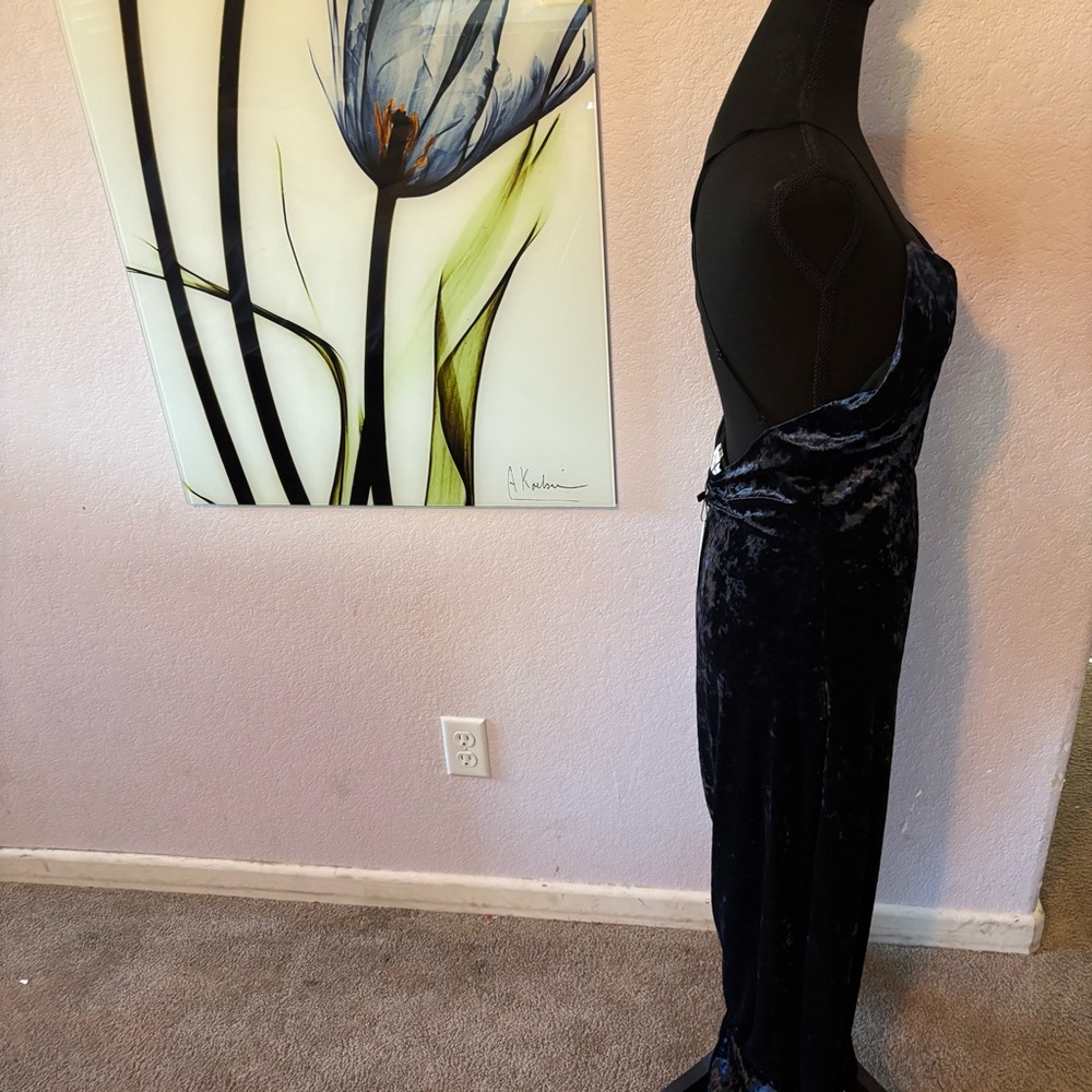 New crushed velvet dress size medium - Picture 2 of 5